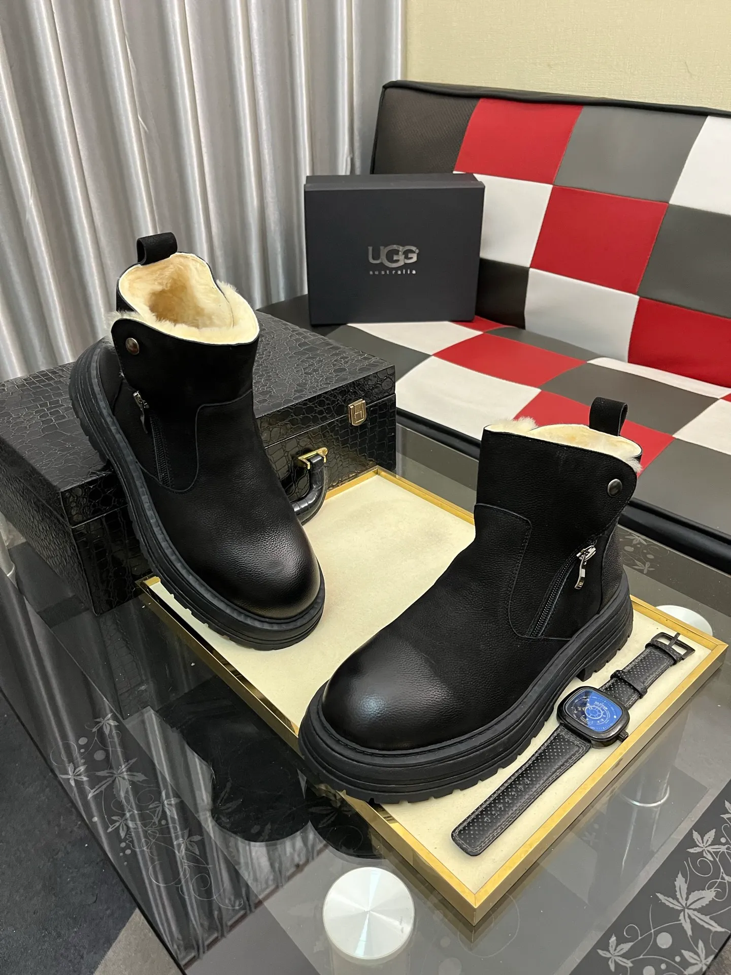 Ex-factory price: 680⌚️⌚️Thick wool imported from Australia Brand: UGG genuine purchasing agent Size: 39-44 (45 customized) Grade: Official website 1:1 Material: First layer of genuine leather waterproof and antifreeze upper Real wool lining Original non-slip and wear-resistant outsole Style category: Men's casual shoes Trendy style Comfortable on the feet Color: Official website color synchronization